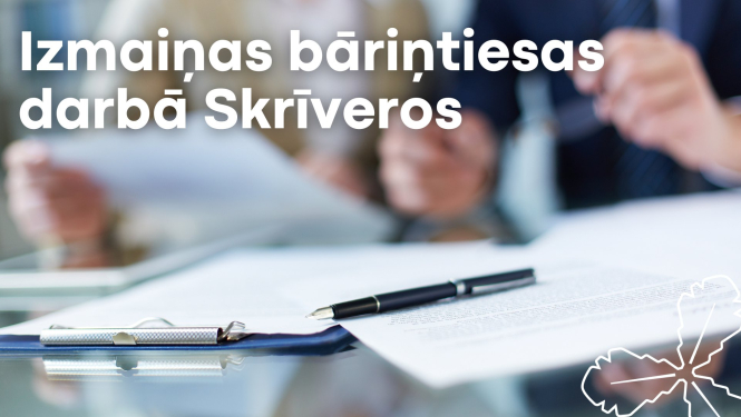 uz galda stāv mape un pildspalva