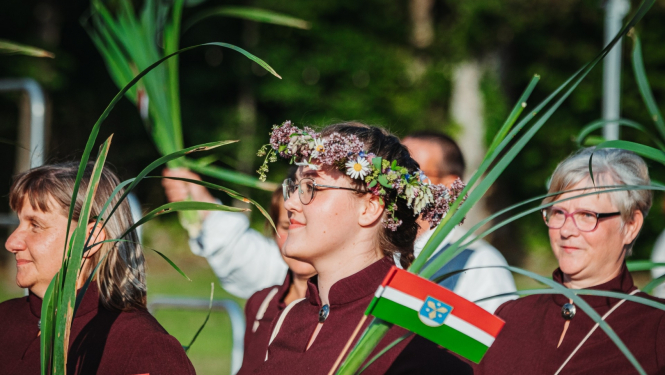 svēl=tku gājienā ar Sēlijas karodziņiem