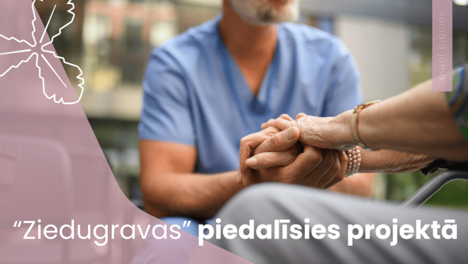 Ārsts ar senioru sadevuši rokas