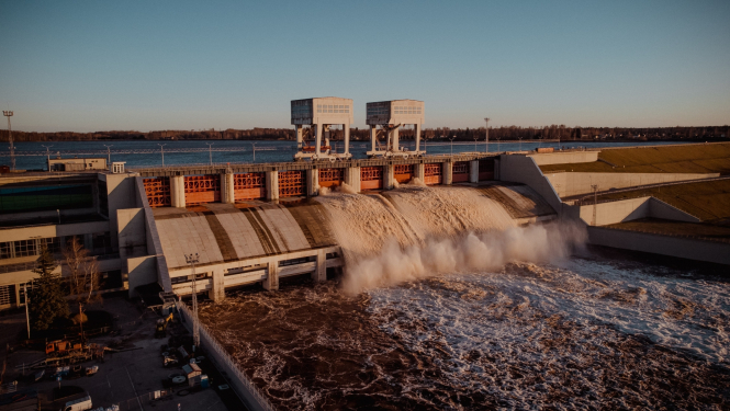 Tveram Pļaviņu HES no putna lidojuma