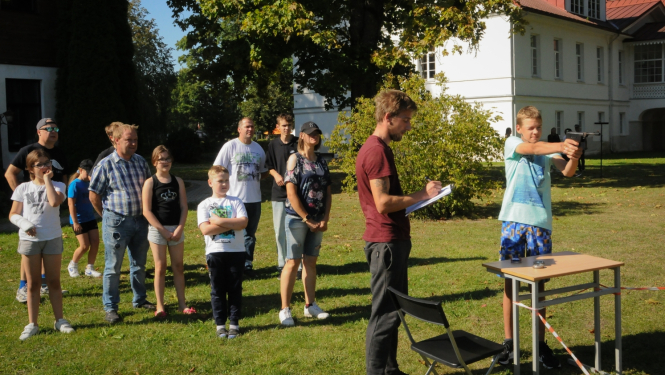 Jaunieši un vecāki izmēģina savus spēkus šaušanā