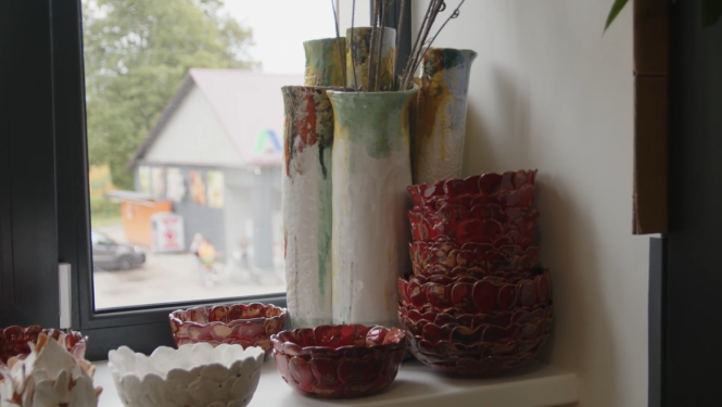 keramikas trauki un vāzes