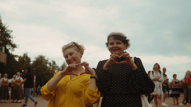 sievietes rāda sirsniņas ar rokām