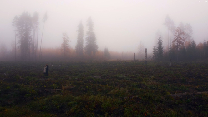 Cilvēki atrodas klajā laukā