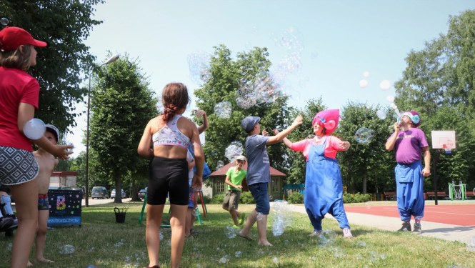 Bērni rotaļājas ar ziepju burbuļiem