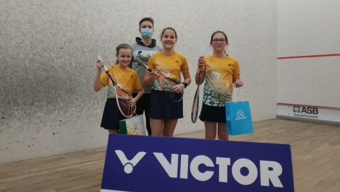 Pļaviņu skvošisti saņem medaļas