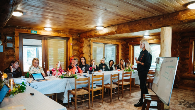 lektore stāsta jaunatnes darbiniekiem par projektu