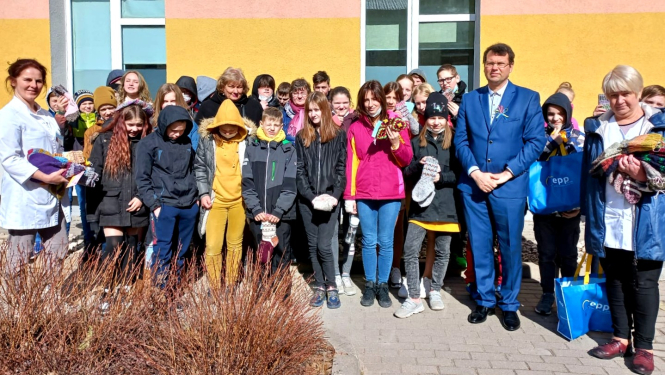 Bērni ziedo zeķes, cimdus Ukrainas valstpiederīgajiem