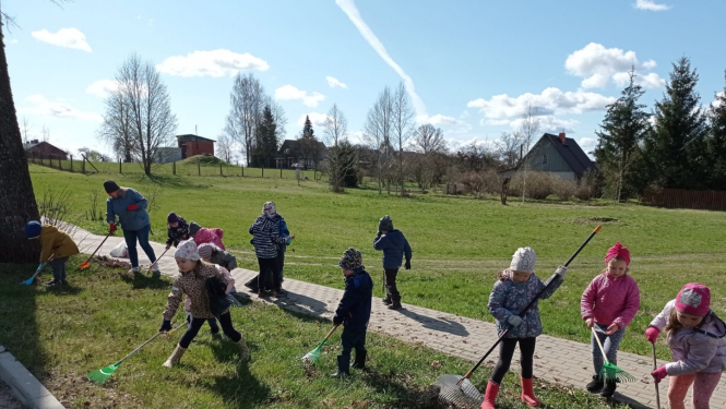 Skrīveru bērnudārza "Sprīdītis" saime piedalās talkā