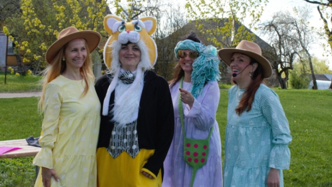 pasākuma vadītājas un organizators