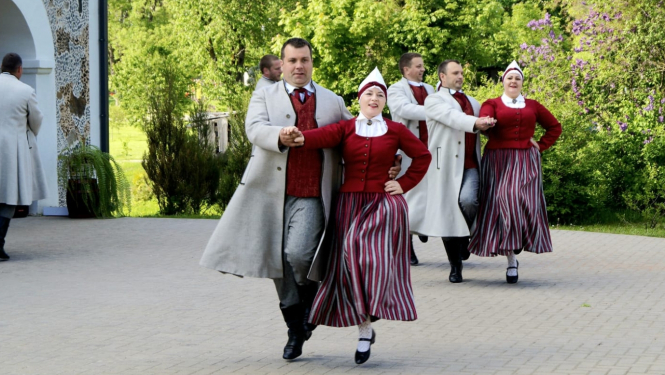 Tautas deju dejotāji