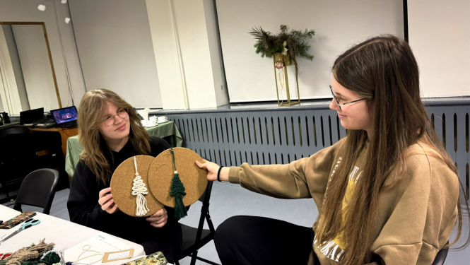 meitenes rāda darbus