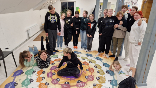 jaunieši spēlē galda spēles