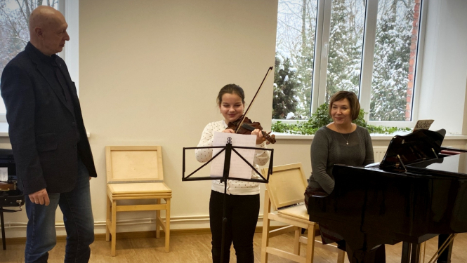 spēlē vijoli meistarklasē