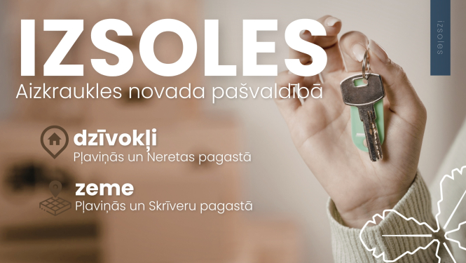 cilvēks tur rokās atslēgas