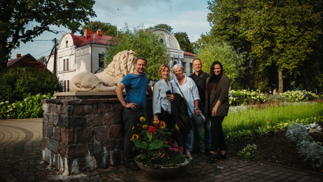 Cilvēku kopbilde pie lauvas pieminekļa
