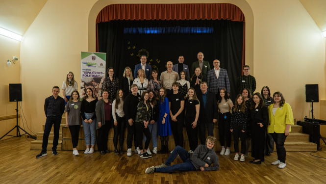 Jaunieši brīvā atmosfērā diskutē ar politiķiem