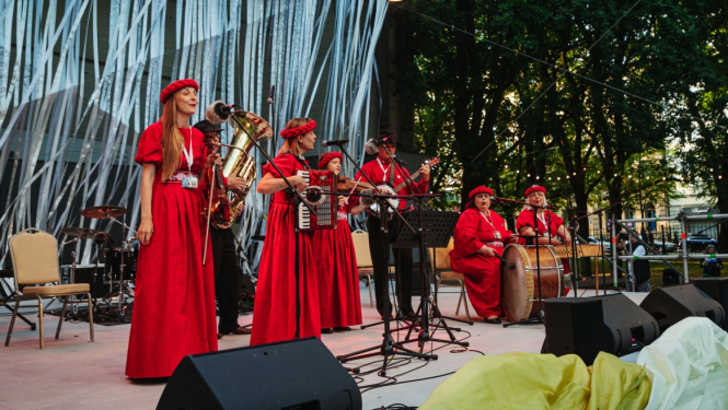 kapela aizezeres muzikanti muzicē uz skatuves