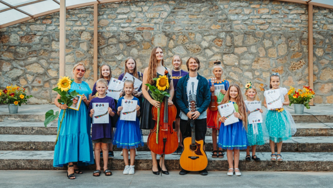 jaunie mūziķi kopā ar pasniedzējiem