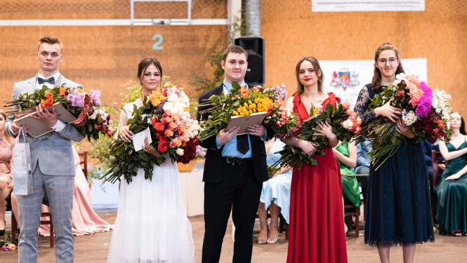 skolēni ar diplomiem