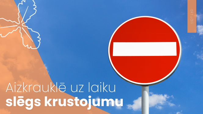 zilas debesis un zīme "tālāk braukt aizliegts"