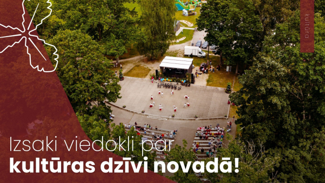 estrāde, blakus atrodas parks, cilvēki sēž uz soliņiem