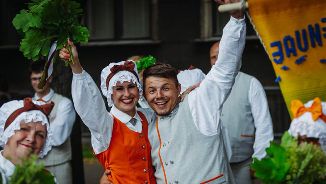 Aizkraukles novada kolektīvi dižojas svētku gājienā
