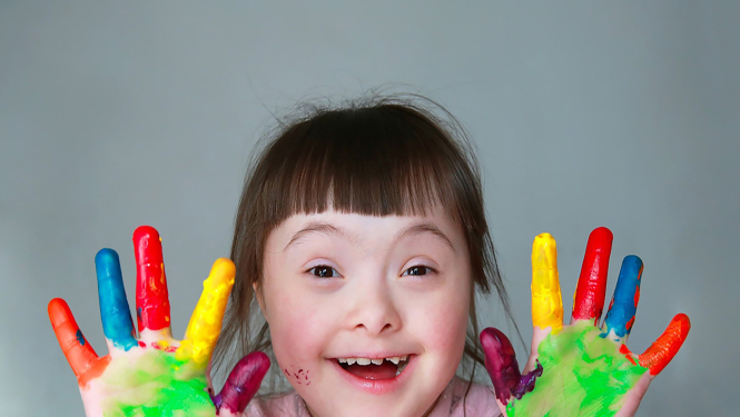 priecīga meitenīte ar nokrāsotiem pirkstiņiem