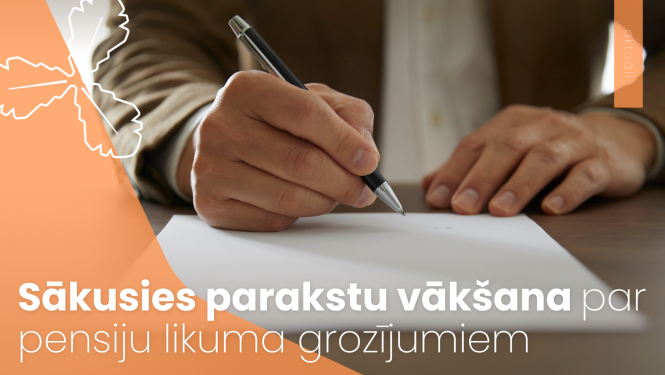 Vīrietis ar pildspalvu parakstās uz lapas