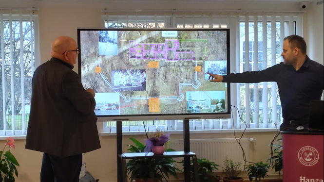 Ints Lukss un Oto Lukss prezentē Kokneses Jaunās pils trīsdimensiju modeli.