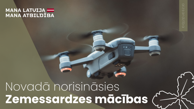 pelēks drons lidinās gaisā