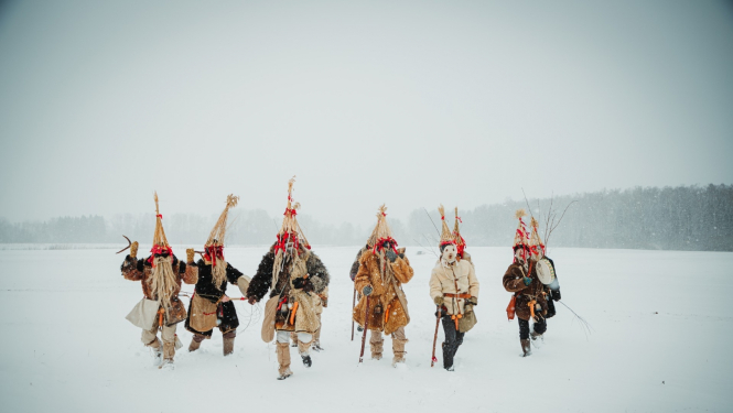 budēļi nāk pār lauku