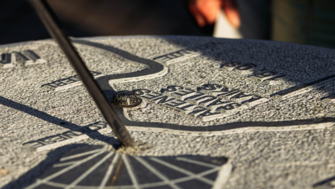 Muzeju naktī Aizkrauklē atklāj saules pulksteni