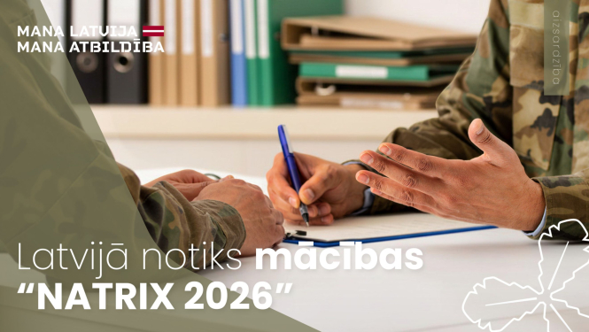 divi karavīri sēž pie gald aun apspriežas