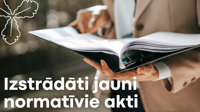 cilvēks tur rokās mapi