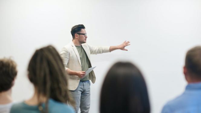 vīrietis stāsta prezentāciju