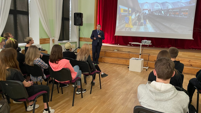 Satiksmes ministrs uzstājas ar prezentāciju skolēnu priekšā