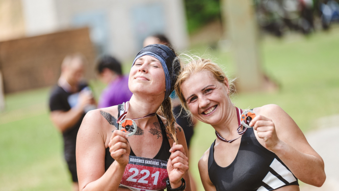 drosmes skrējiena medaļas un dalībnieces