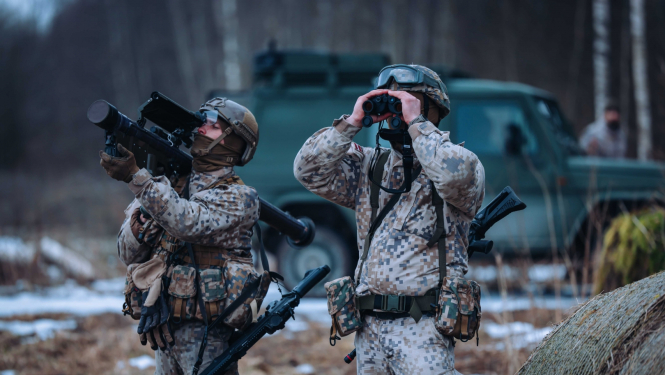 Karavīri novēro apkārtni