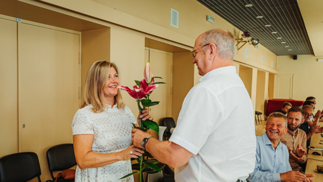 pasniedz ziedus Santai