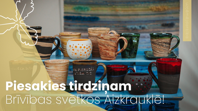 māla modiņi un krūzītes izkārtotas uz palikņa