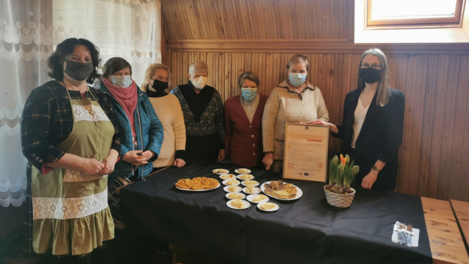 projekta dalībnieces pie uzklātā galda