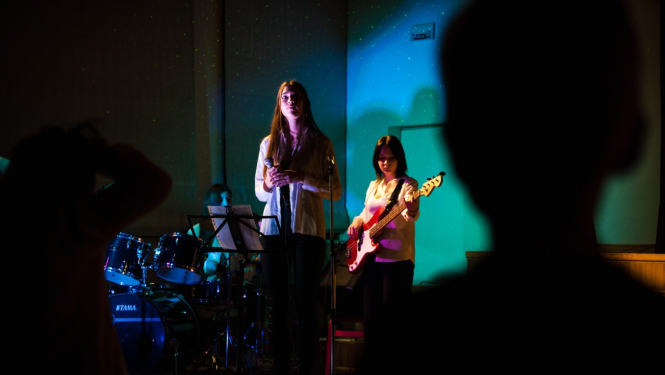 auniešu uzstāšanās 