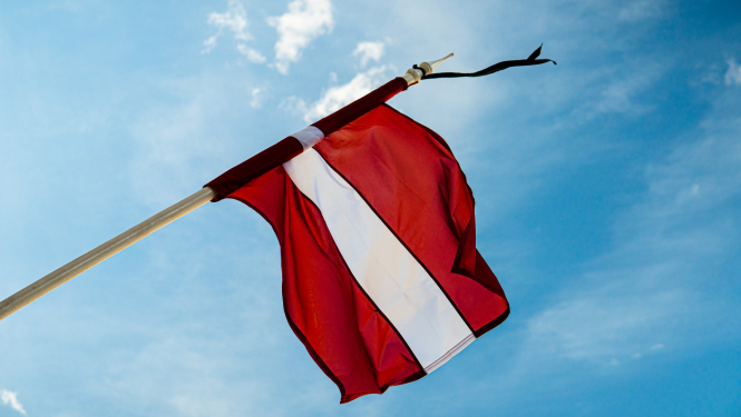 Latvijas karogs sēru noformējumā