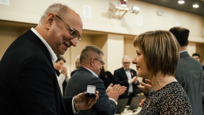 priekšsēdēājs sveic deputāti