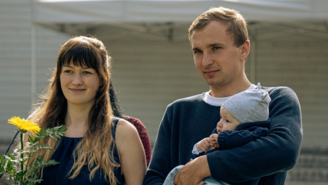 vecāki ar bērniņu