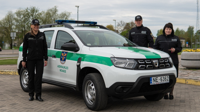 Policijas priekšniece un inspektori pie jaunā auto