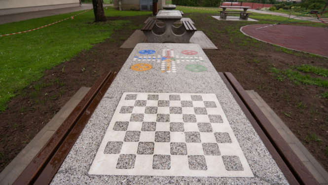 laukums ar spēļu galdu