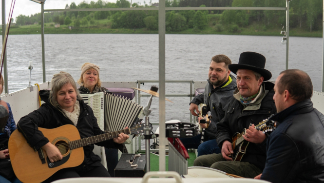 Muzikanti uz kuģīša