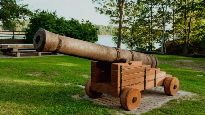 Kokneses pilsdrupu lielgabals "vizināsies" ratos